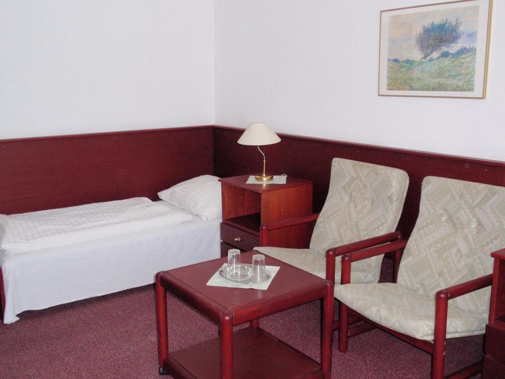Hotel Astra Tuchlovice Zimmer foto